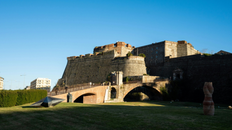 Scopri la Fortezza del Priamar: storia, arte e visite alle sue gallerie sotterranee