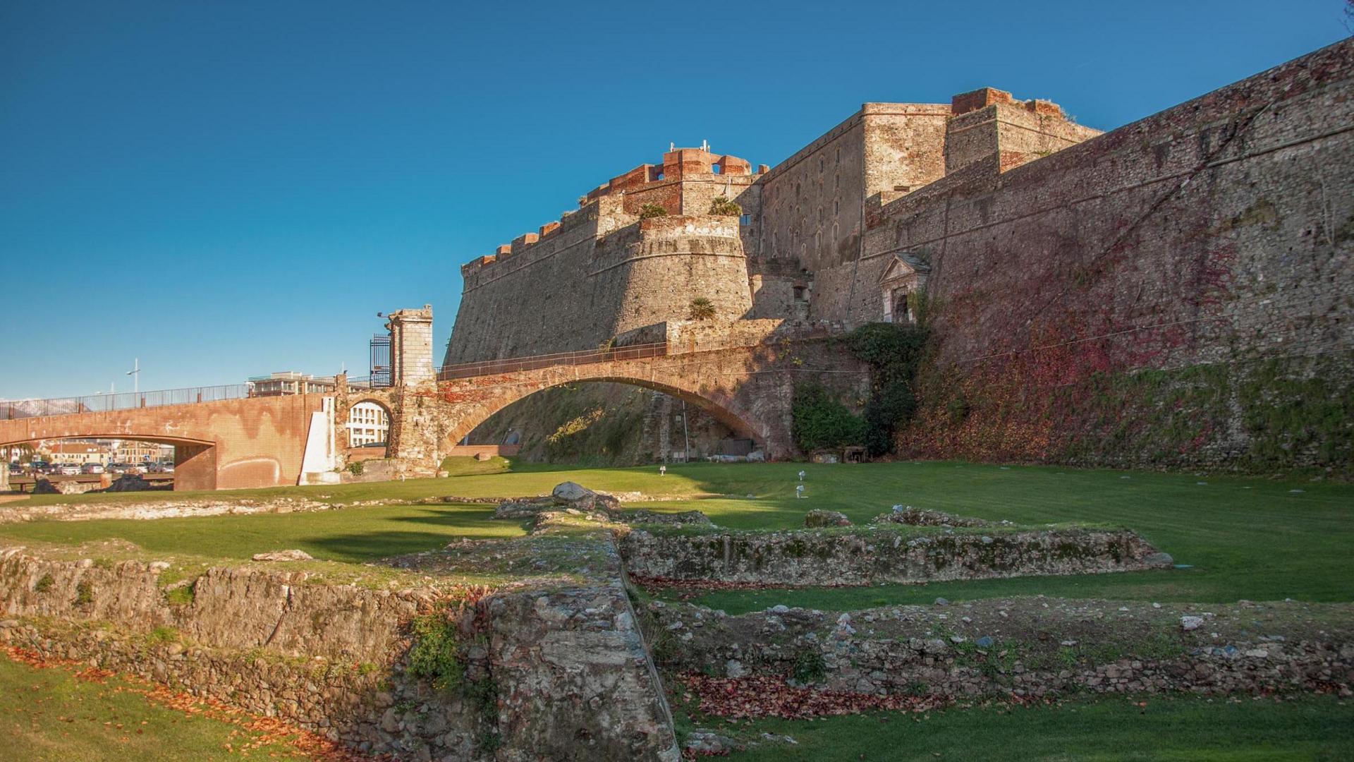 Scopri la Fortezza del Priamar: storia, arte e visite alle sue gallerie sotterranee